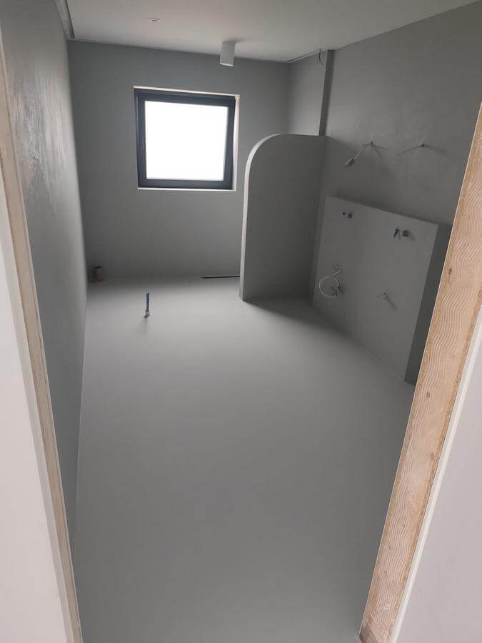 Bathroom with feature arch